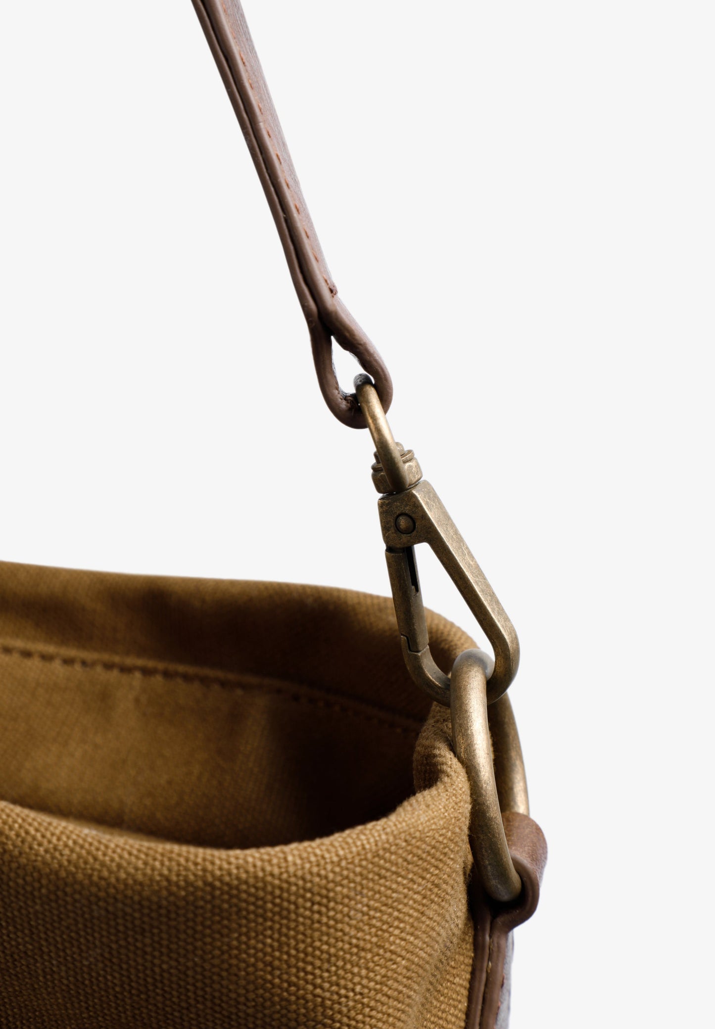 TRAVEL BAG WITH LEATHER DETAILS