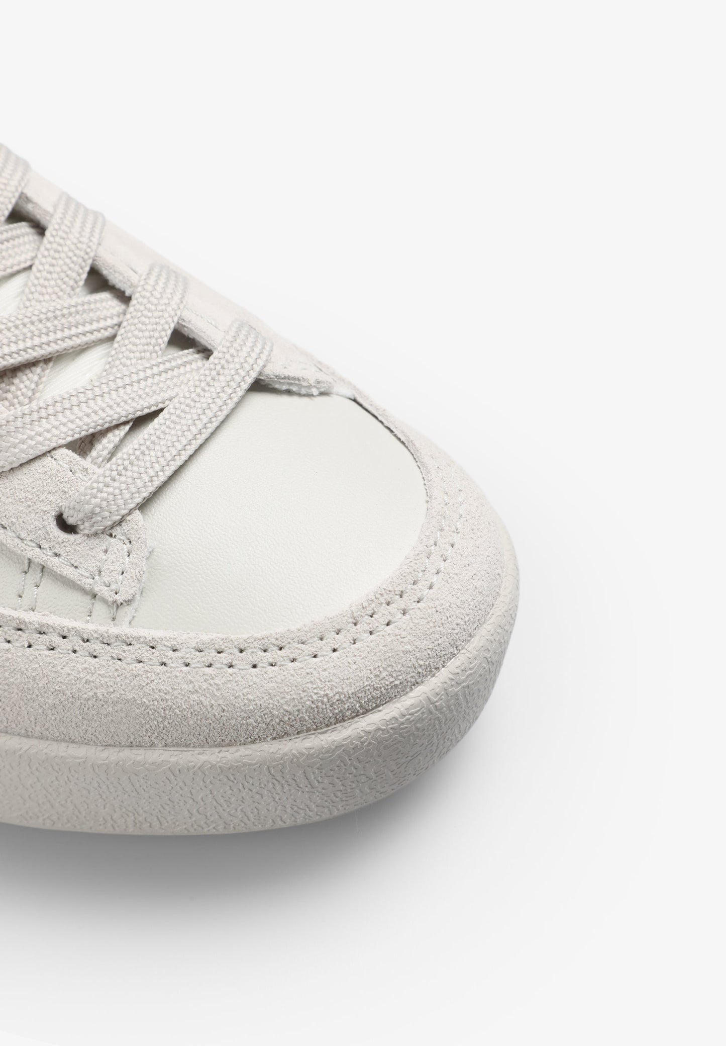 LOW TOP SNEAKERS WITH SIDE SKULL