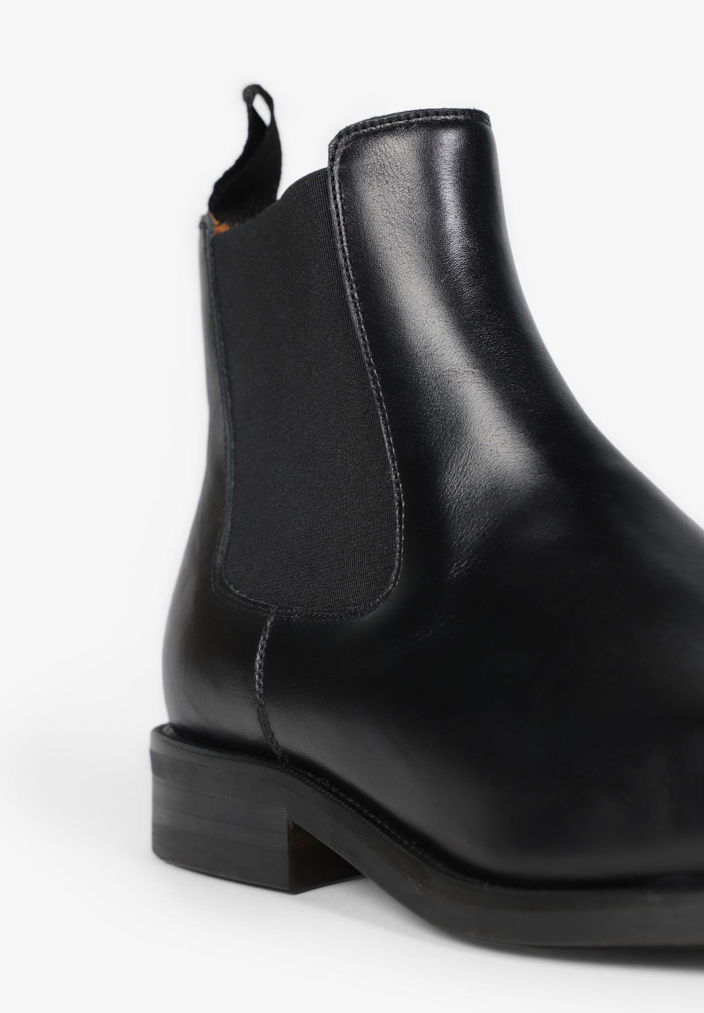 LEATHER CHELSEA BOOTS