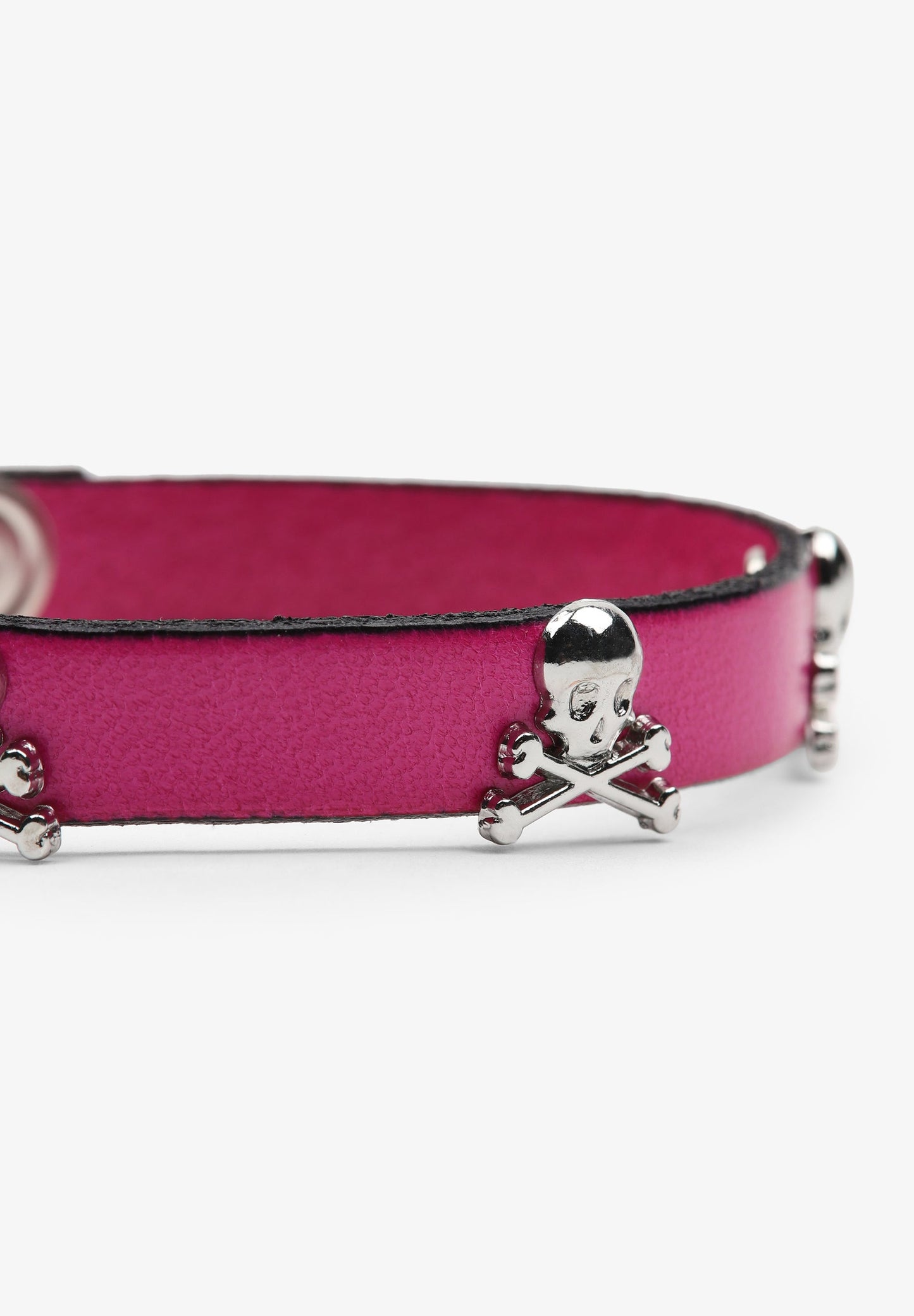 LEATHER BRACELET WITH SKULLS