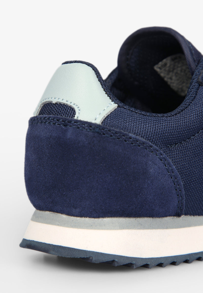 SNEAKERS WITH SKULL INSIGNIA