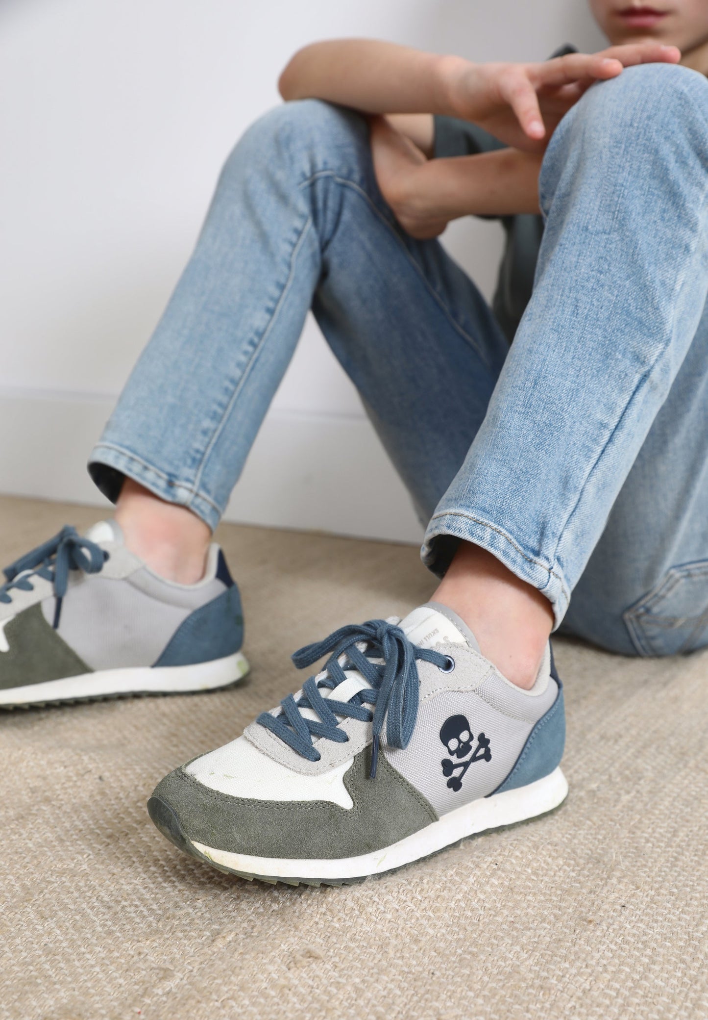 SNEAKERS WITH SKULL INSIGNIA