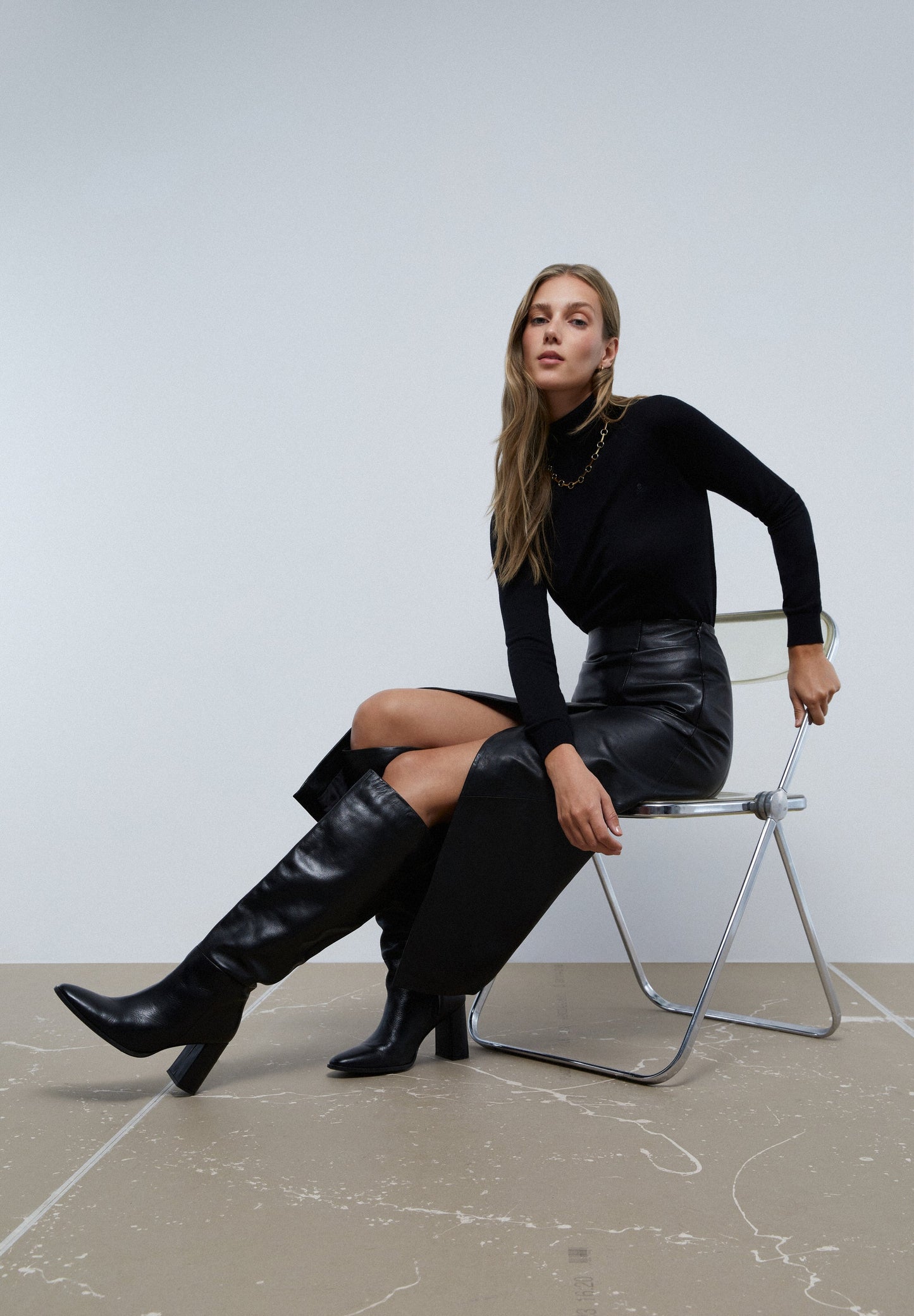 KNEE-HIGH LEATHER BOOTS