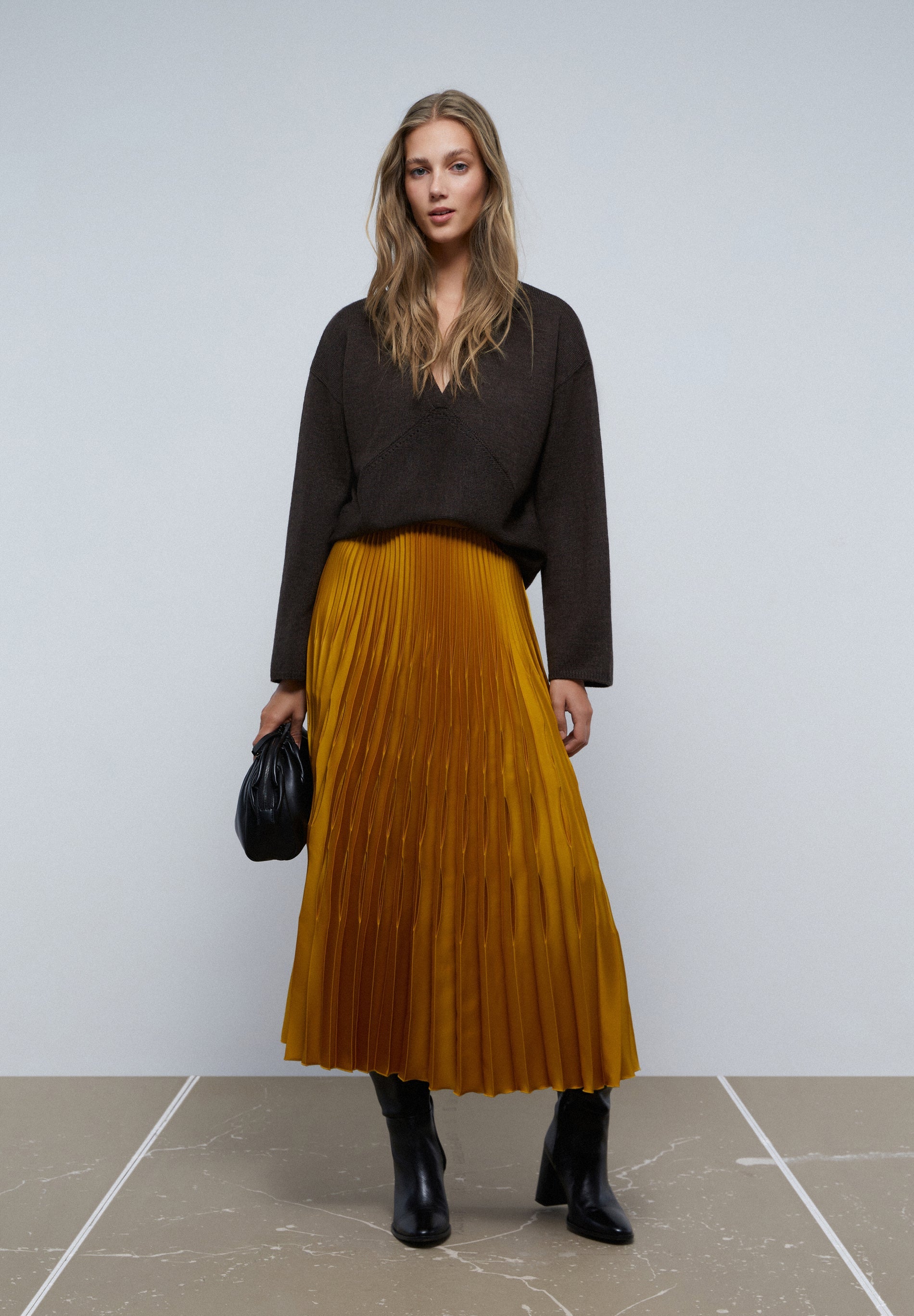 Pleated gegend satin skirt Mustard