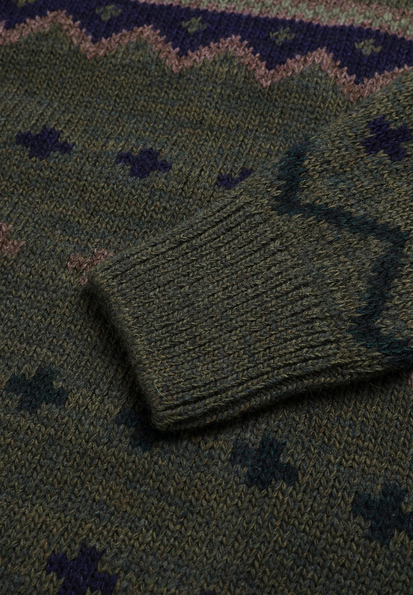 SWEATER WITH WINTER MOTIFS