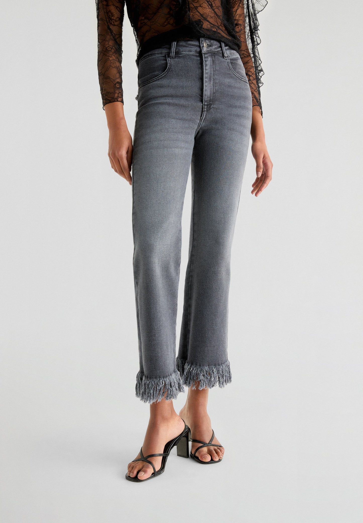 JEANS WITH FRAYED HEM