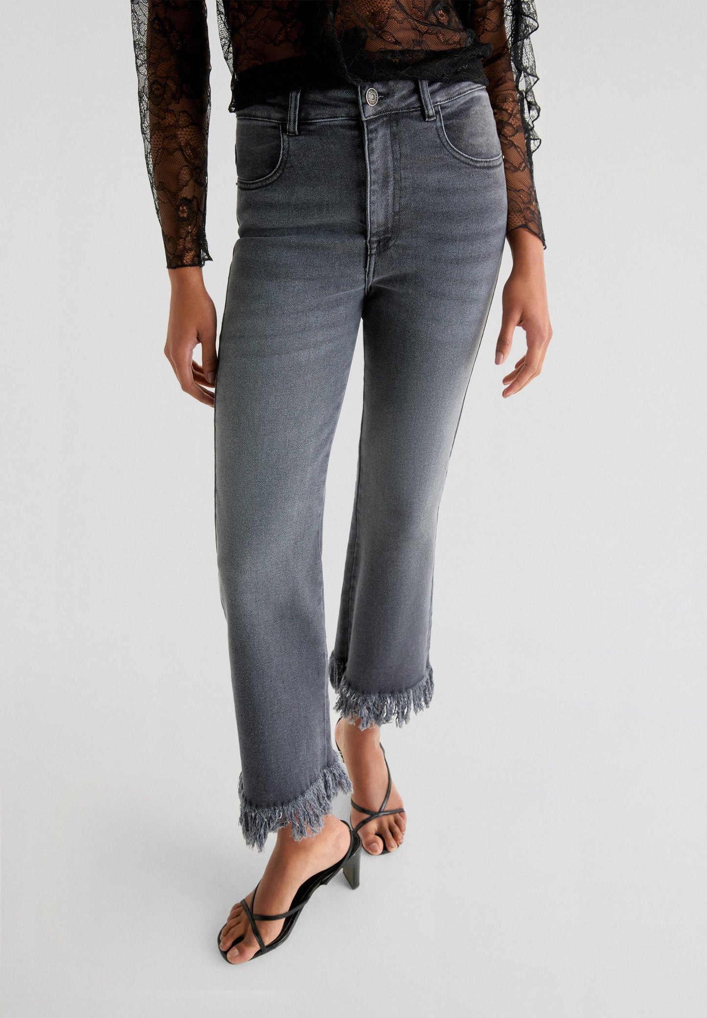 JEANS WITH FRAYED HEM