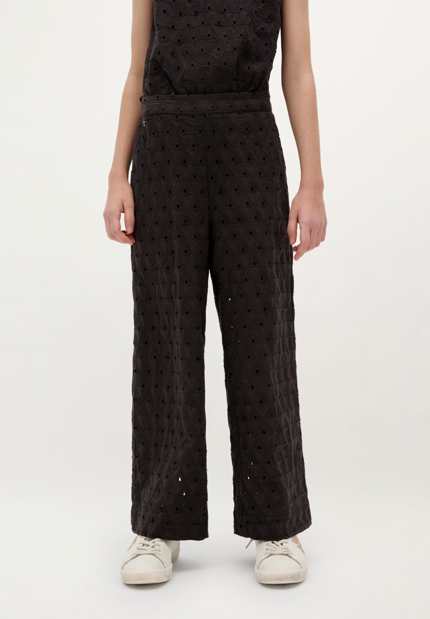 TROUSERS WITH EMBROIDERED DETAIL