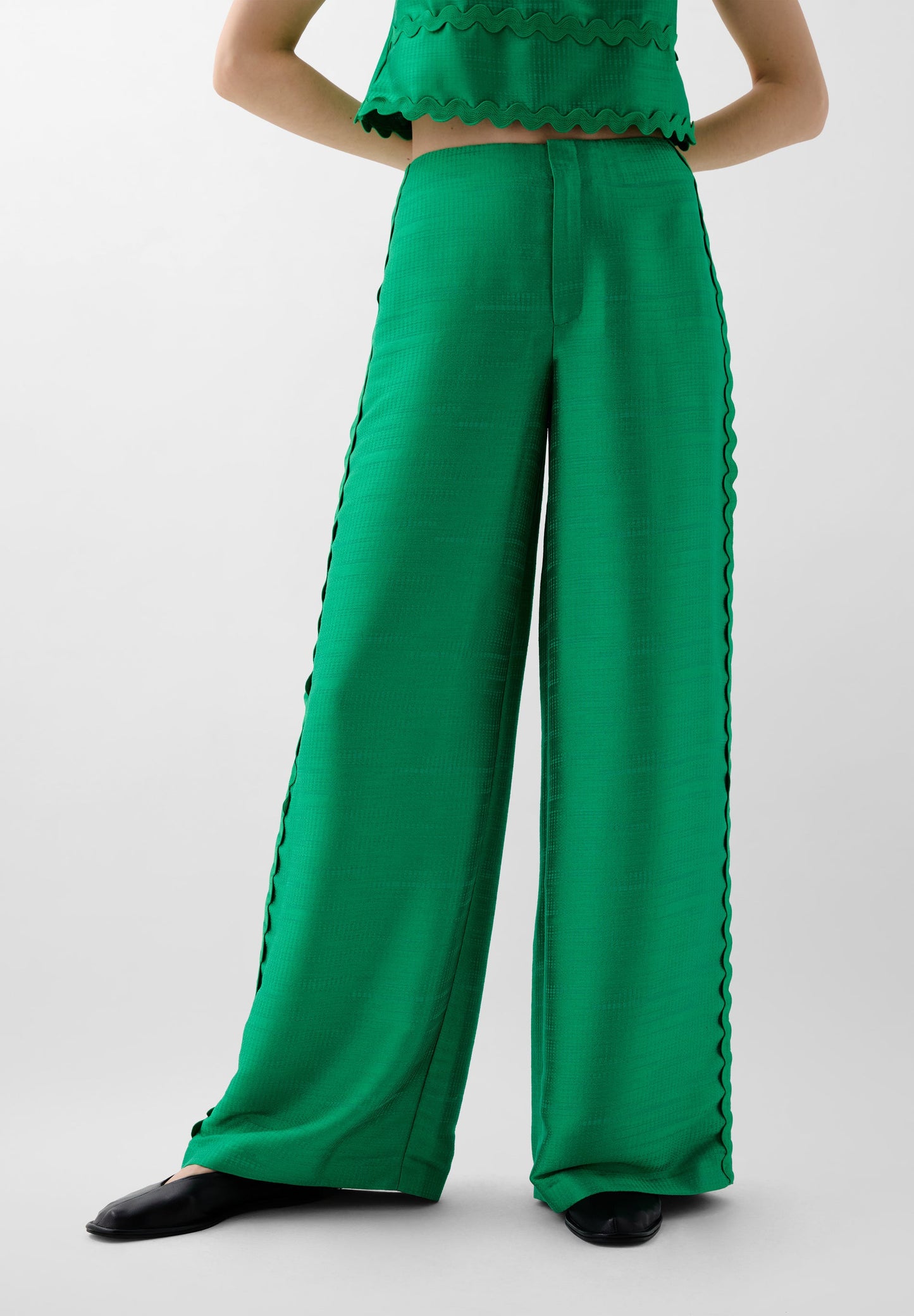 FULL LENGTH TROUSERS WITH SCALLOPED DETAIL