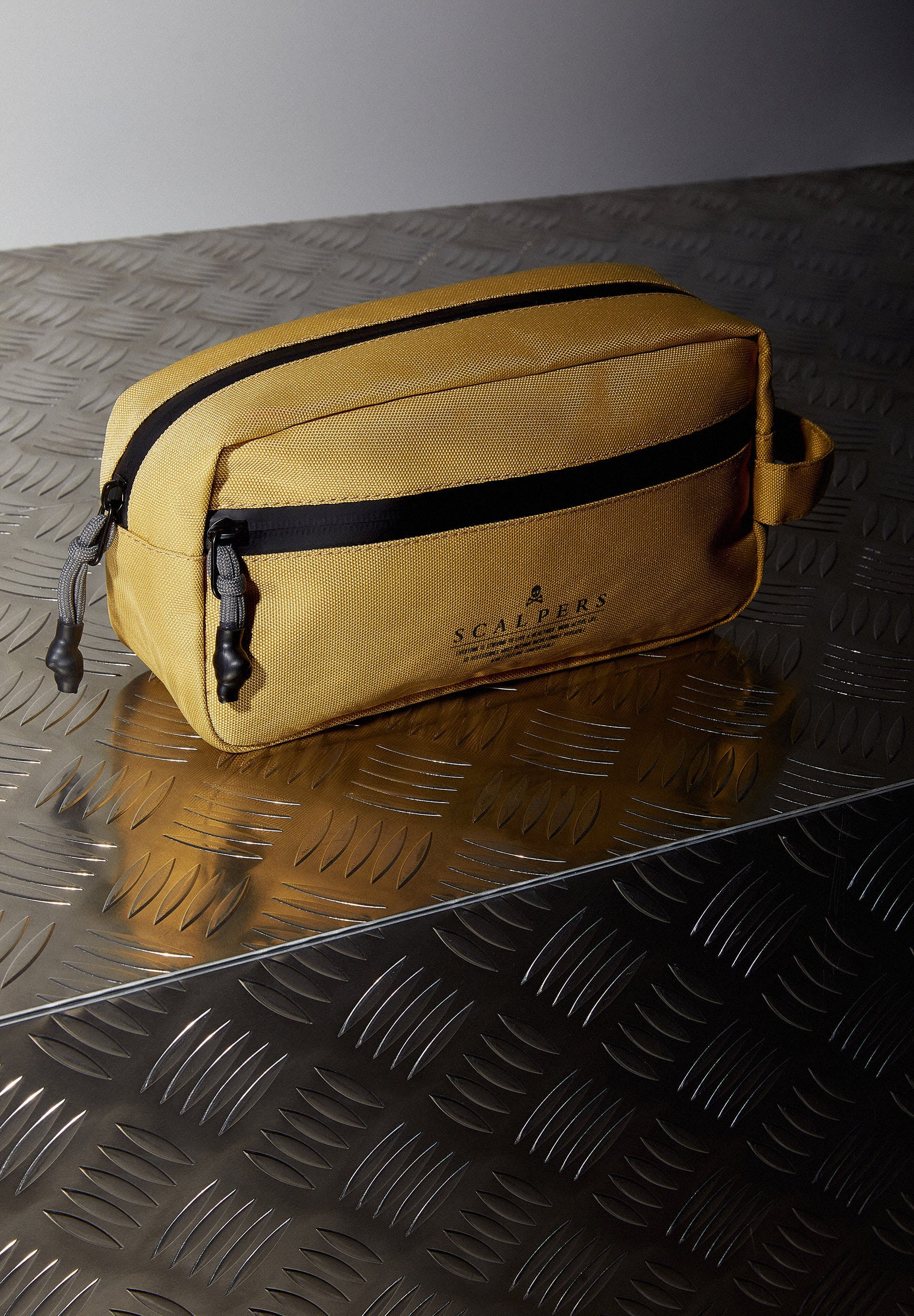 TOILETRY BAG WITH ZIP FASTENING