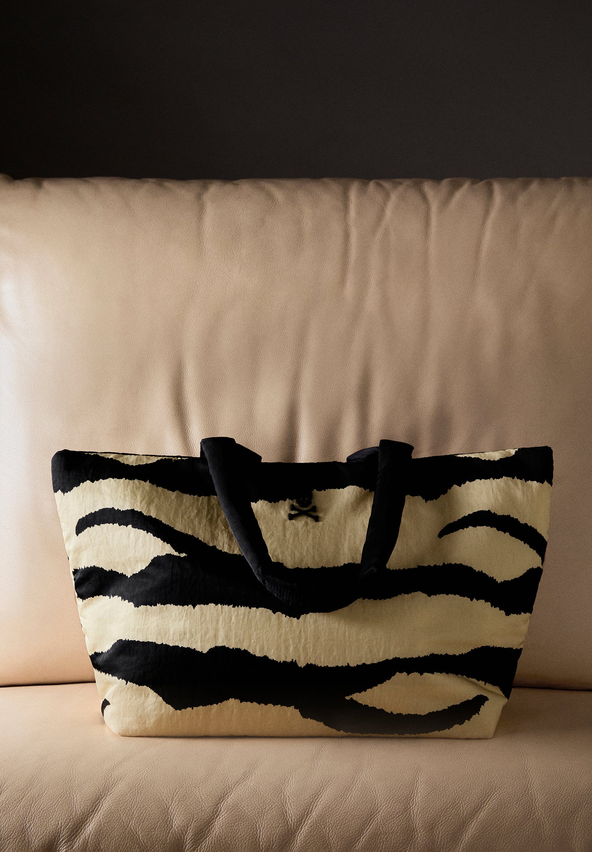 REVERSIBLE ANIMAL PRINT SHOPPER BAG