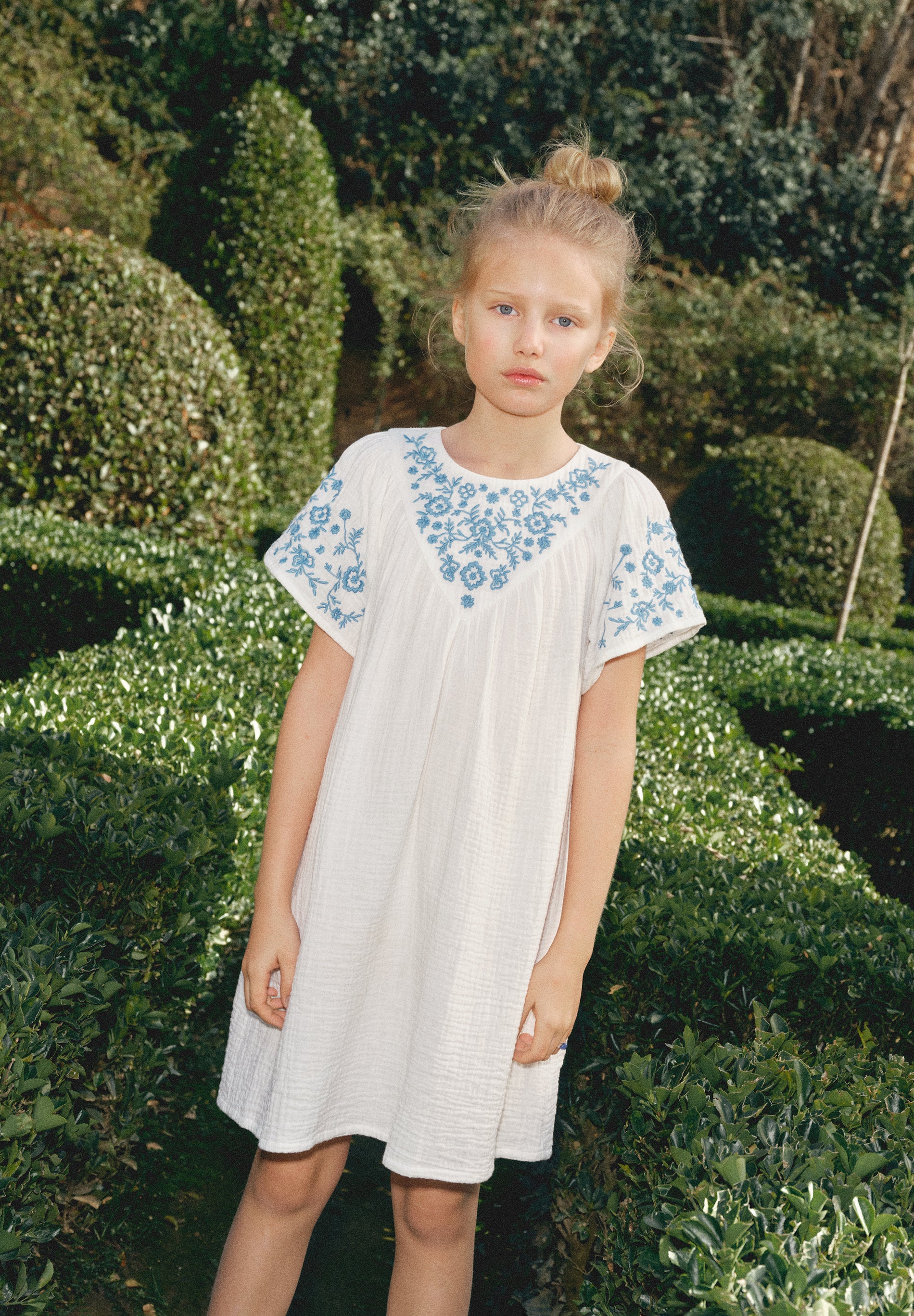 DRESS WITH EMBROIDERED NECK